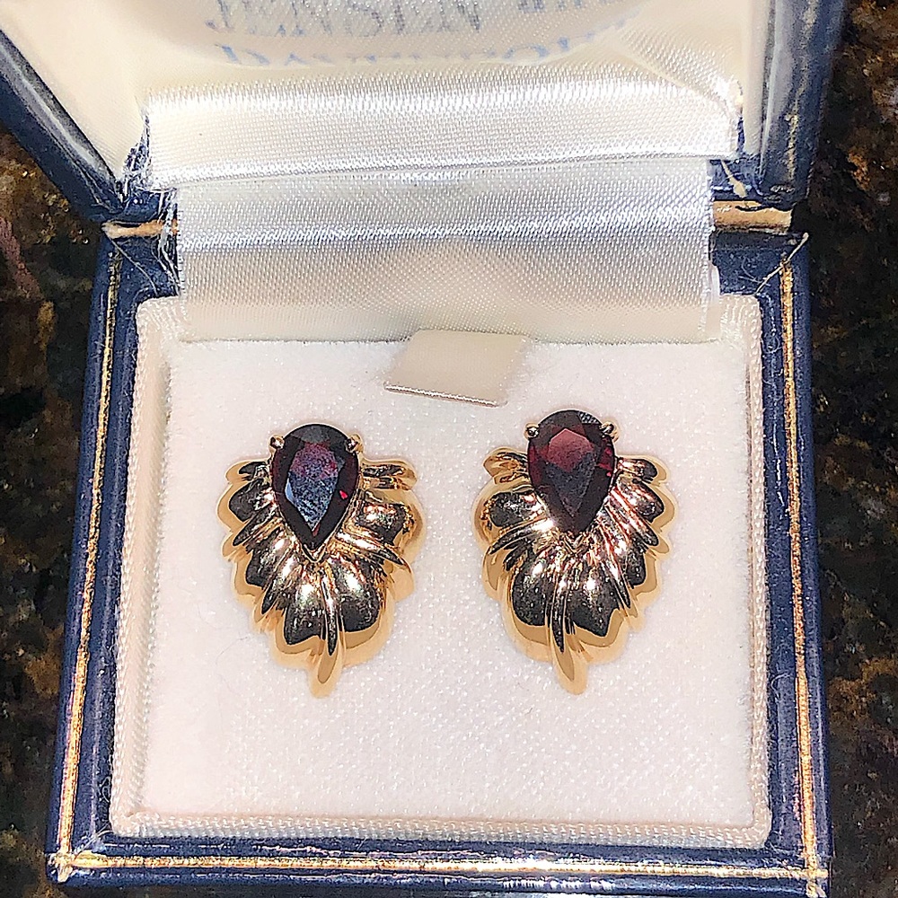 14k yellow gold garnet earrings - Picture 3 of 11
